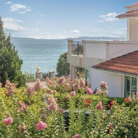 Three-bedroom Holiday In سفيتي فلاس