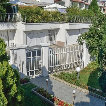 Three-bedroom Holiday In بيت للعطل
