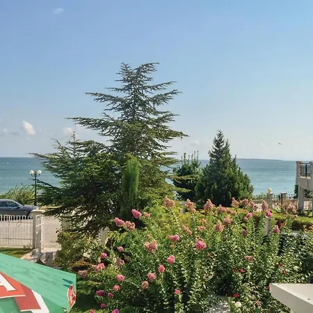 Three-bedroom Holiday In بيت للعطل سفيتي فلاس